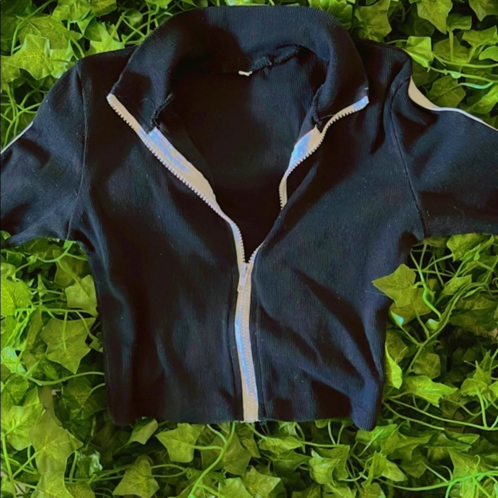 Black Short Sleeve Zipper Down Crop Top